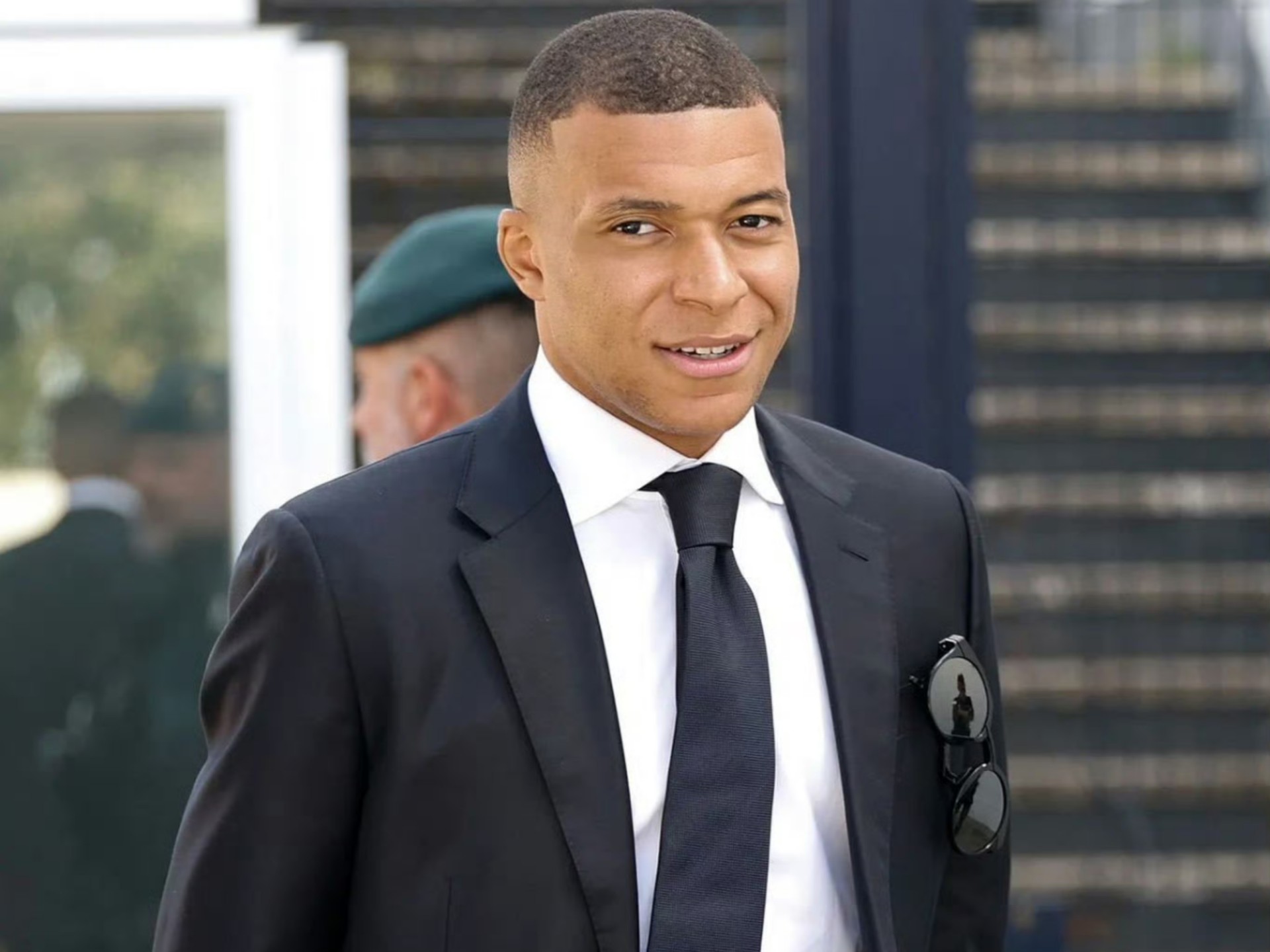  今晚皇家马德里调整名单以备国王杯法兰克福关键时刻防线松动，媒体一致点评：姆巴佩在曼联比赛中战术调整