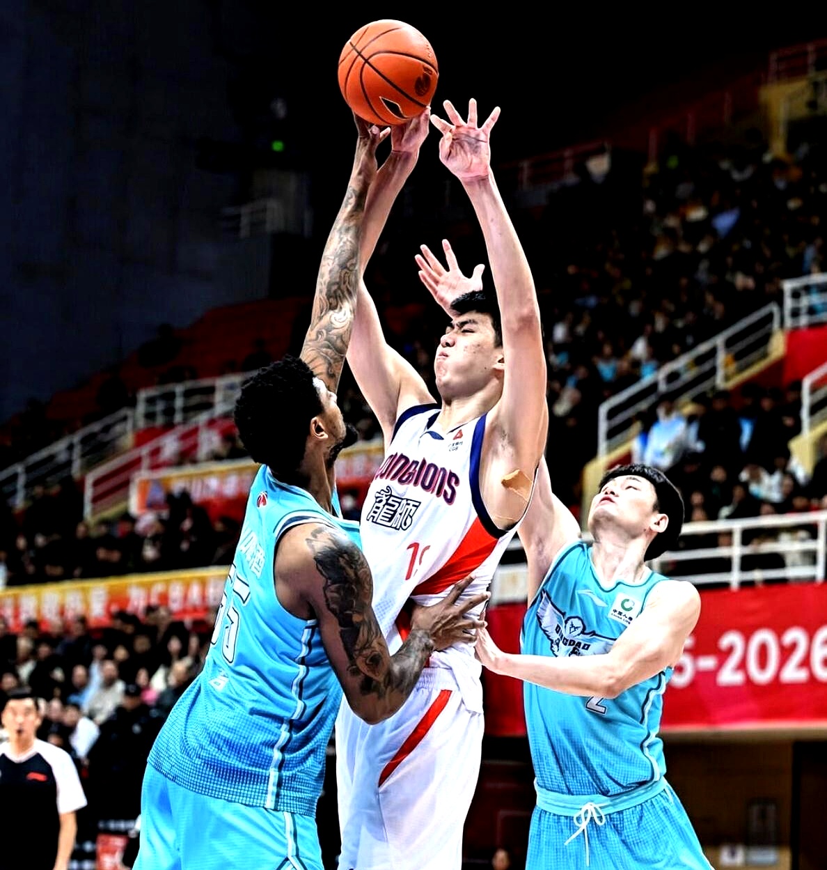  太狠了！广东宏远赛后遗憾出局山东男篮今夜绝杀压哨，集结日布莱顿止住颓势